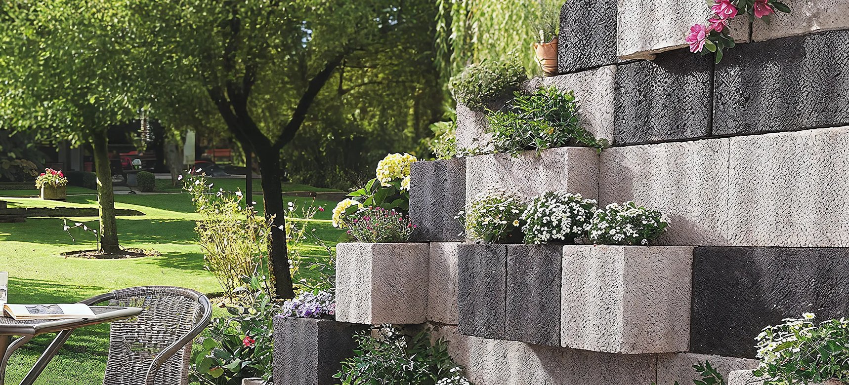 Mauer aus Pflanzsteinen bauen & bepflanzen