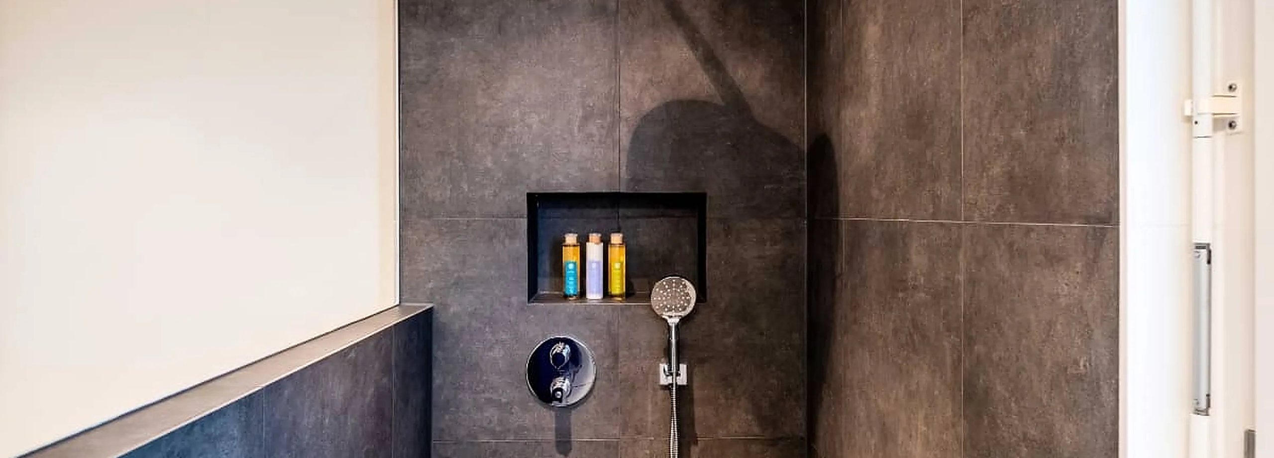 Duchas con muro y cristal: sus ventajas y cómo hacerlas correctamente