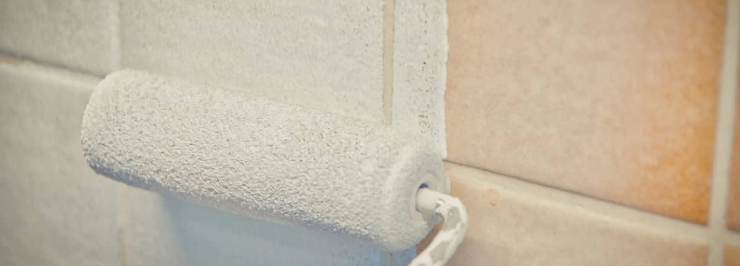 Reforma de baño sin quitar azulejos: ideas para revestir las paredes de tu aseo