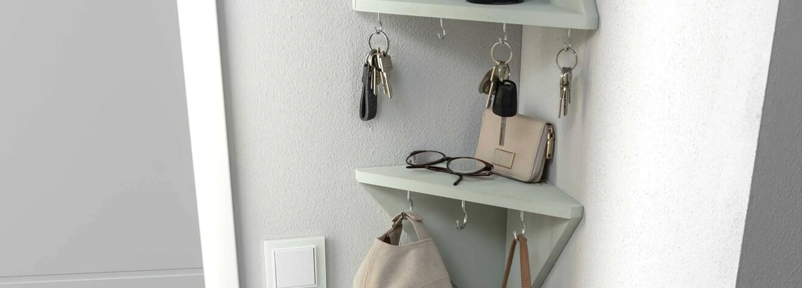 DIY: Construye una estantería esquinera de pared