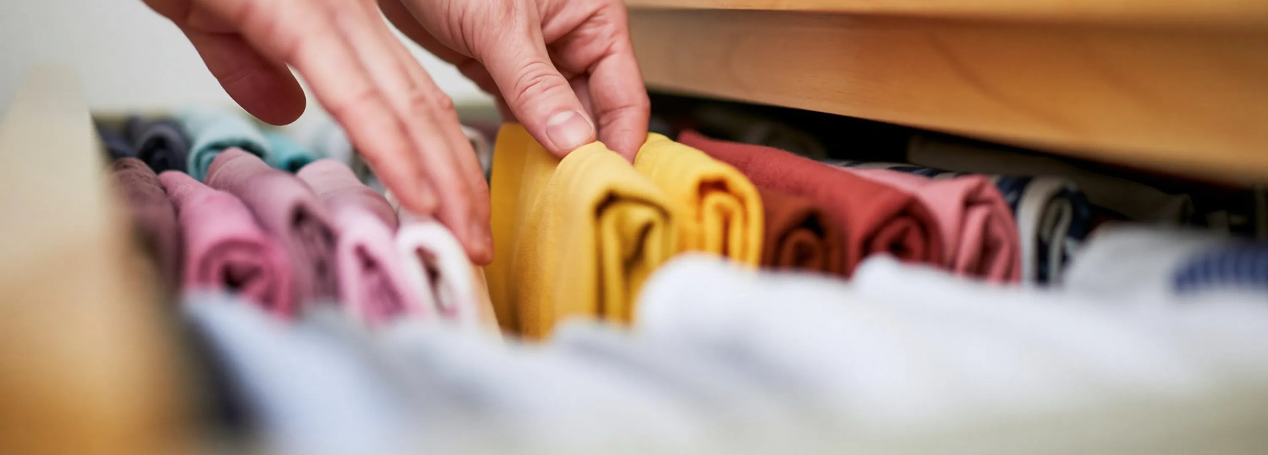 Aprende a cómo organizar un armario sin cajones con estos 10 consejos