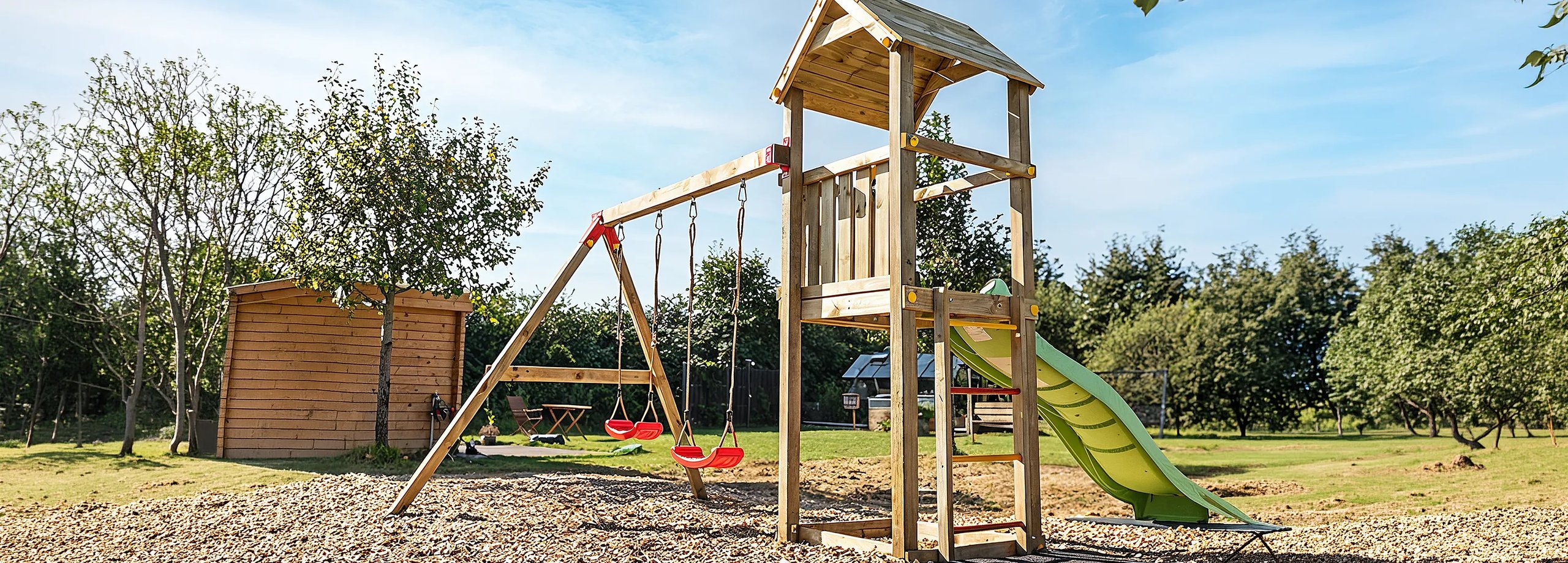 Spielturm im Garten aufstellen