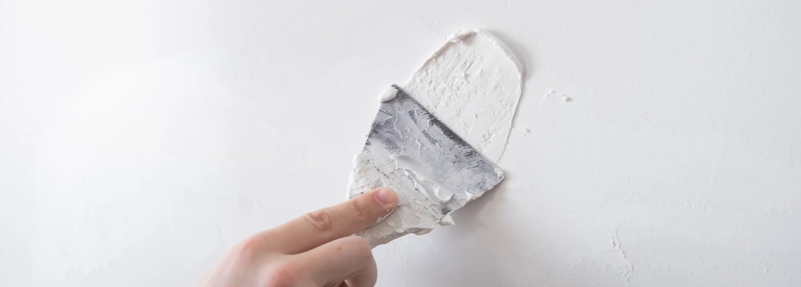 Löcher in der Wand verschließen