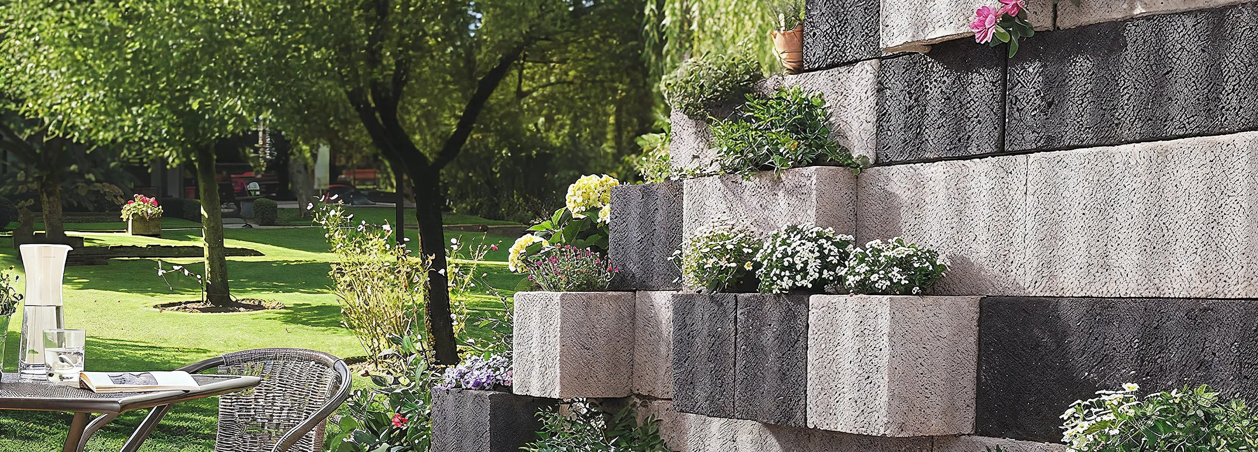 Mauer aus Pflanzsteinen bauen & bepflanzen