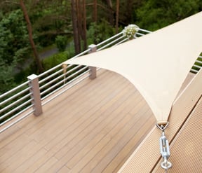 Sonnensegel befestigen: Tipps zur sicheren Montage am Balkon