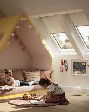 Zu den Rollos für Hitze und Licht von Velux