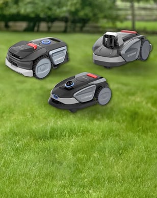 Mehrere Mähroboter im Garten