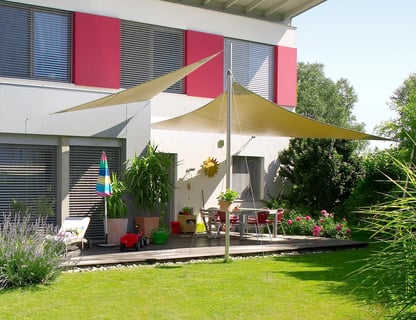 Sonnensegel befestigen: Tipps zur sicheren Montage am Balkon