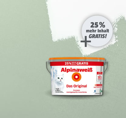 Alpinaweiß Farbeimer und Malerrolle streichen eine hellgrüne Wand weiß, mit einem Angebot von '25% mehr Inhalt GRATIS'.