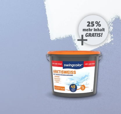 Ein swingcolor ARKTISWEISS Farbeimer und eine Hand streicht eine hellblaue Wand weiß, mit „25% mehr Inhalt GRATIS!“ Promotion.