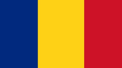 Rumänische Flagge mit vertikalen Streifen in Blau, Gelb und Rot. Symbol für Nationalstolz und kulturelle Identität.