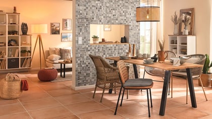 Einladender Essbereich mit Holztisch, Rattan-Stühlen und dekorativen Elementen, der eine warme, gemütliche Atmosphäre schafft.