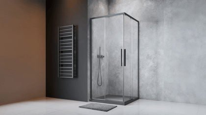 Cabina de ducha con paredes de vidrio claro y marco oscuro en un baño moderno, complementada con un toallero y una lámpara de pie elegante.