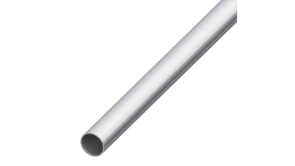 Silbernes Metallrohr mit glänzender Oberfläche auf weißem Hintergrund. Ideal für Konstruktionen und Installationen.