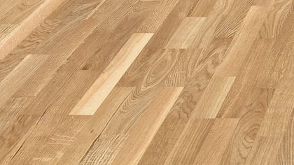 Heller Holzboden mit ausgeprägter Maserung, in Dielen verlegt.