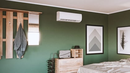Interior de dormitorio con perchero de madera, aire acondicionado y arte de pared elegante.