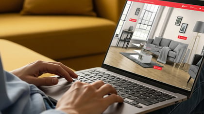 Person nutzt Laptop mit 3D-Raumplaner-Software zur Möbelgestaltung, zeigt ein modernes Wohnzimmer.