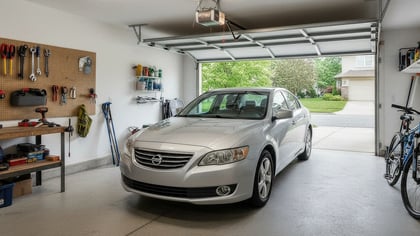 Eine organisierte Garage mit silbernem Auto, Werkbank mit Werkzeugen und zwei Fahrrädern, die funktionellen Stauraum zeigt.