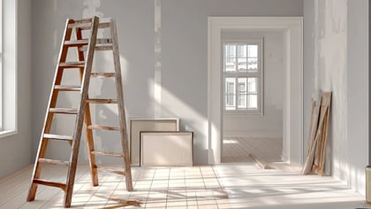Ein Zimmer wird renoviert, mit einer Holzleiter im Vordergrund und Farbdosen am Boden. Perfekt für DIY-Projekte.