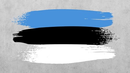 Bandera de Estonia con pinceladas horizontales azules, negras y blancas.