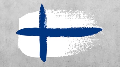 Bandera finlandesa estilizada pintada con pinceladas, con una cruz escandinava azul sobre fondo blanco.