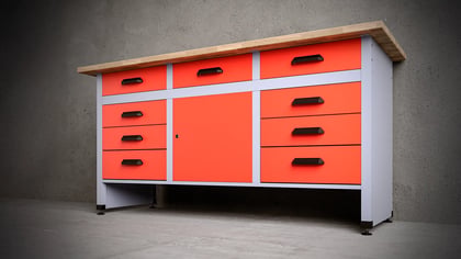 Orange-hellgraue Metallwerkbank mit Holzplatte, mehreren Schubladen und zentraler abschließbarer Schranktür.