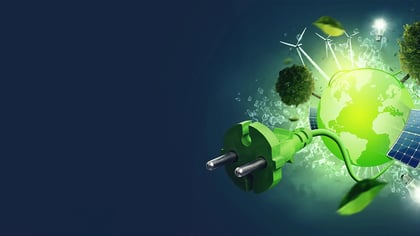 Das Bild zeigt einen grünen Globus mit erneuerbaren Energien wie Windrädern und Solarmodulen, der an einer Steckdose hängt.