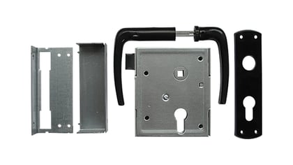 Abgebildet ist ein Türschloss-Set mit schwarzem Griff, Schlosskasten, Beschlag und Montageplatten. Ideal für die Installation und Reparatur von Türen.
