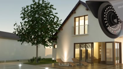 Überwachungskamera schützt ein modernes Haus.