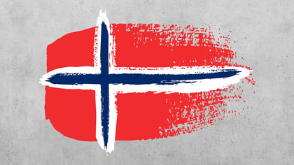 Diseño estilizado de la bandera noruega con pinceladas rojas, blancas y azules, creando una representación artística.