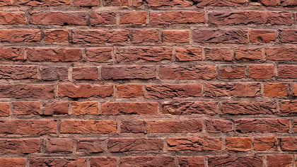 Textur einer alten Backsteinmauer mit rotem Backstein und rustikalem Charme für Innen- und Außenbereiche.