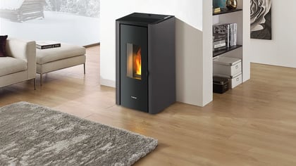 Estufa de pellets moderna en un salón, que combina calidez y estilo. Diseño elegante, perfecto para momentos acogedores.