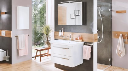 Diseño moderno de baño con detalles en madera, inodoro suspendido, lavabo con cajones y espejo armario.