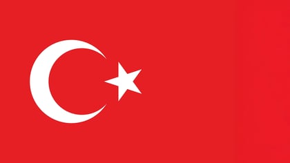 Türkische Flagge mit weißem Halbmond und Stern auf rotem Grund, ein Symbol für die türkische Nation und Identität.