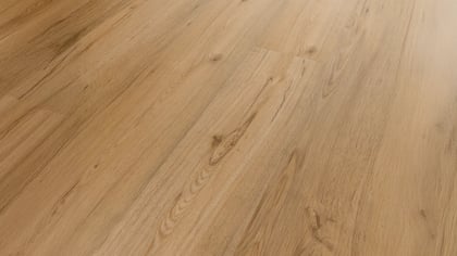 Heller Laminatboden in Holzoptik mit sichtbarer Maserung, in Dielen verlegt.