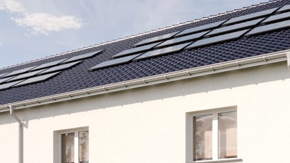 Nahaufnahme eines Hauses mit Solarzellen auf dem Dach, das eine nachhaltige Energiequelle bietet und die Umwelt schont.