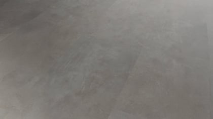 Grauer Boden in Betonoptik mit großen rechteckigen Fliesen.