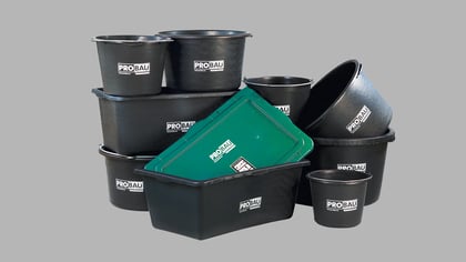 Sortiment schwarzer und grüner PROBAU Kunststoff-Baukübel und -Wannen.