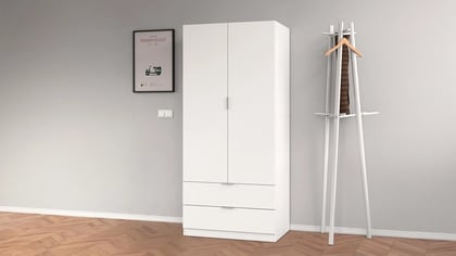 Armario blanco de dos puertas con cajones, junto a un perchero blanco en una habitación moderna.