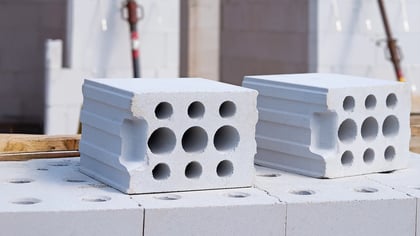Nahaufnahme von Porenbetonsteinen, die auf einer Baustelle für den Bau von Wänden oder anderen Strukturen verwendet werden.