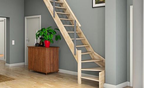 Platzsparende Holztreppe mit Metallgeländer und Wendelstufen, in einen modernen Raum integriert.