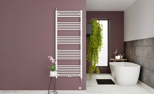 Weißer Handtuchheizkörper an einer Wand in einem modernen Badezimmer.