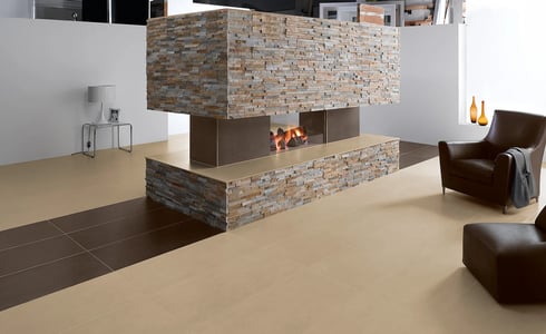 Gefliester Boden in Hellbeige und Dunkelbraun in einem modernen Wohnzimmer mit Kamin und Sitzgelegenheiten.