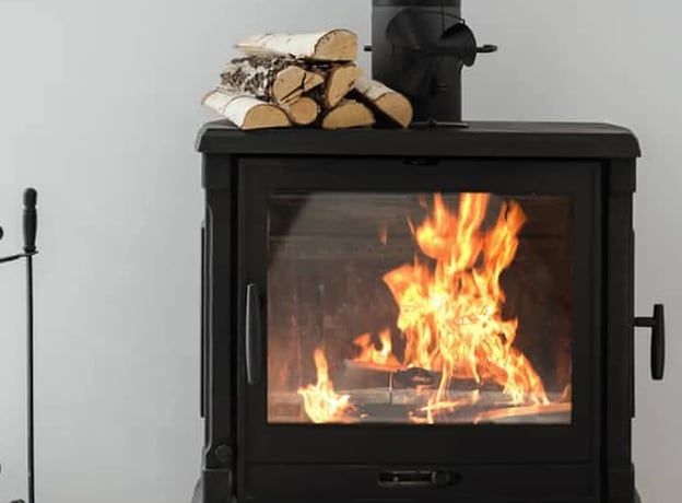 ¿Qué temperatura alcanza el tubo de la chimenea?