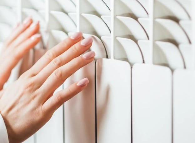 ¿Qué ocurre cuando un radiador no calienta en la parte inferior?