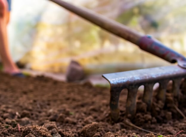 Preparar el terreno para el césped