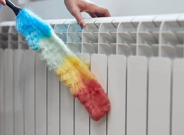 Cómo eliminar el polvo oculto en los radiadores