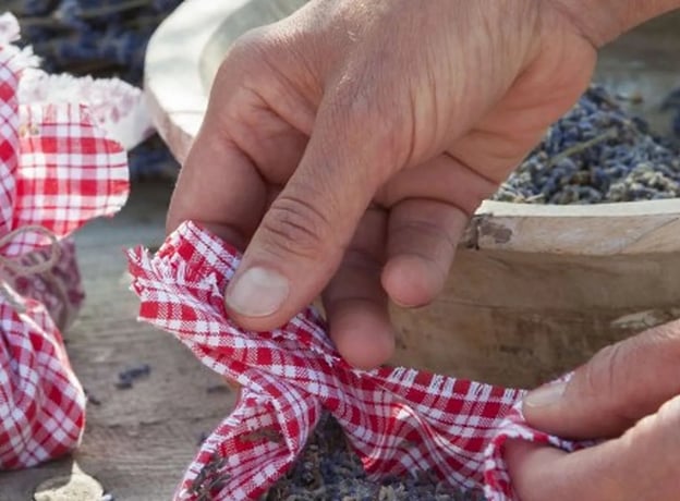 Paso 2: Dividir y hacer porciones de las flores de la lavanda