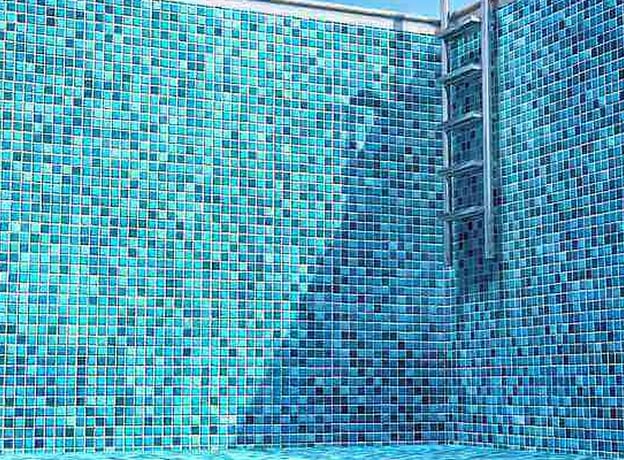 ¿Cómo arreglar grietas en la piscina de fibra de vidrio?