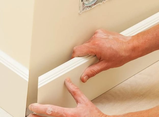 Pero, ¿los rodapiés deben ser igual que las puertas o el suelo, o pueden ser de un color neutro?
